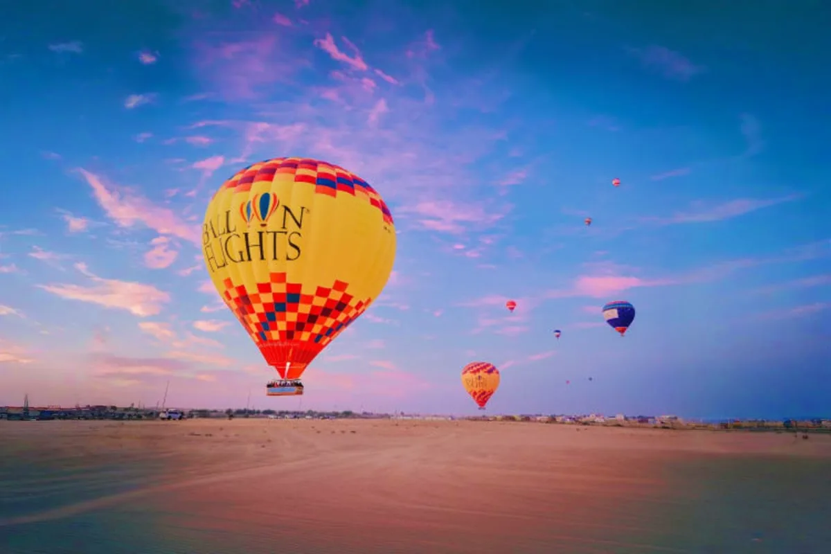 Dubai Sunrise Hot Air Balloon Flight with Falconry — Dubai