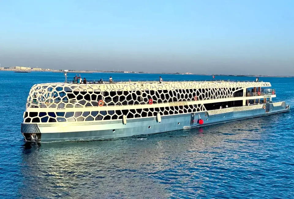 Lotus Mega Yacht Luxury Dinner Cruise Dubai Marina — Dubai